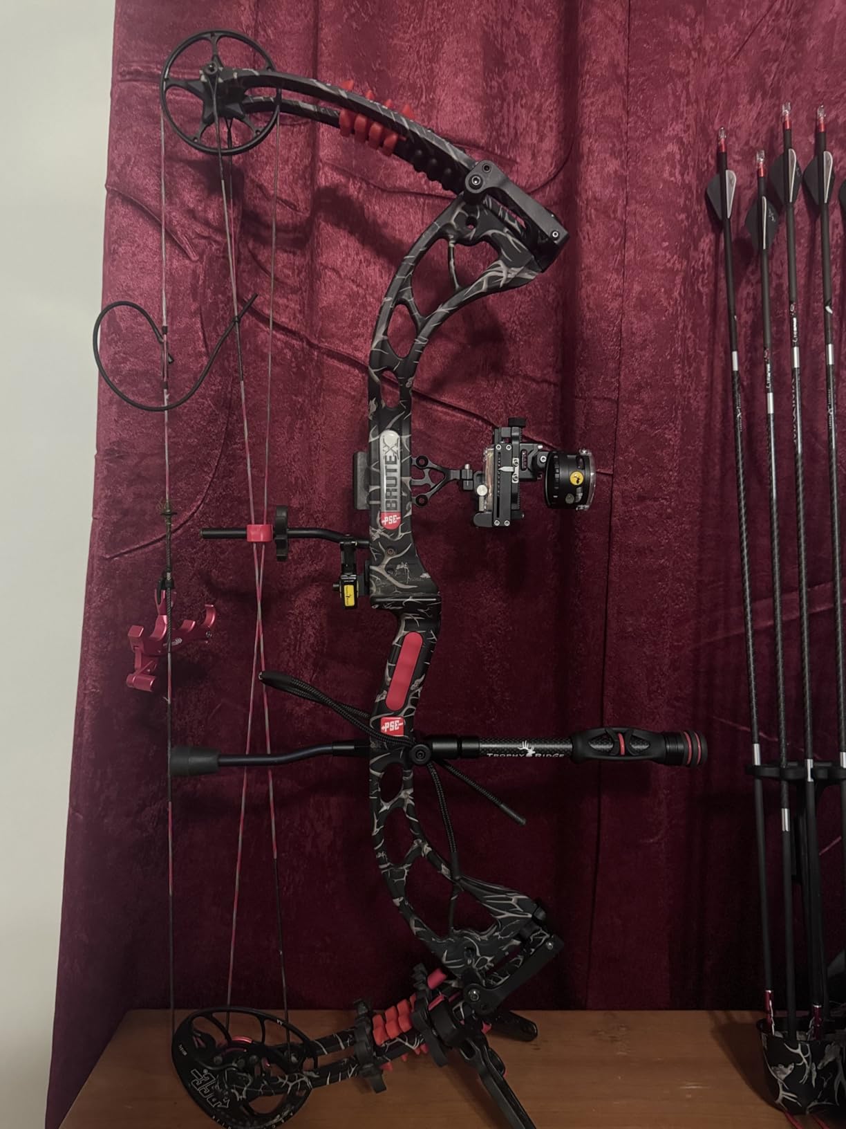 Trophy Ridge React One Pro Bow Sight - Accuracy up to 100 Yards, Tool Less Windage and Elevation Adjustability, 2nd/3rd Axis Leveling, Adjustable Click Light - Customer Photo 1