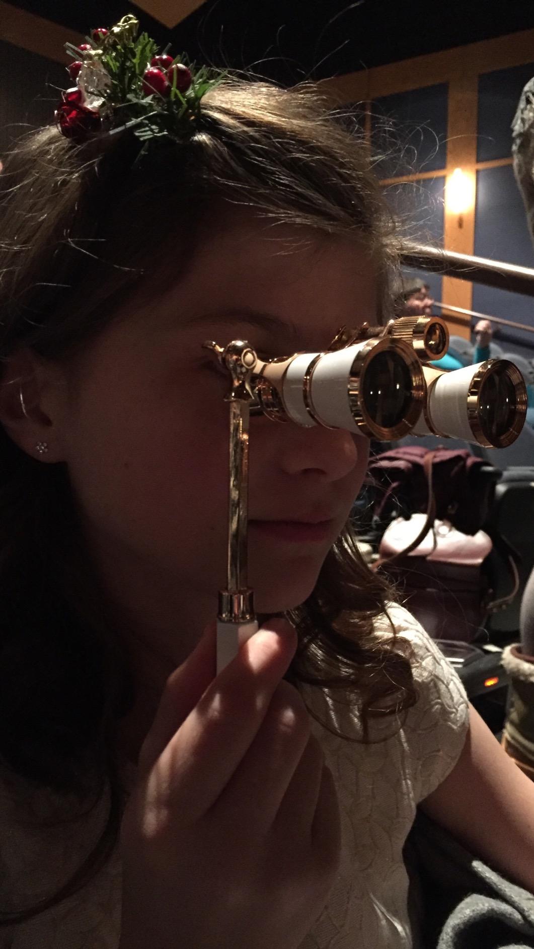 Aomekie Opera Glasses Binoculars 3X25 Theater Glasses Lorgnette Mini Binocular Compact with Handle for Adults Women in Musical Concert（White） - Customer Photo 5
