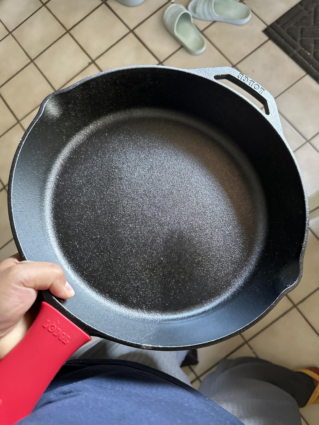 Lodge Seasoned Cast Iron Skillet 12 Inches - Quality Frying Pan for the Stove, Oven, Grill & Campfire - Includes Silicone Hot Handle Holder - Non-Toxic, Nonstick & Long-Lasting customer photo 1