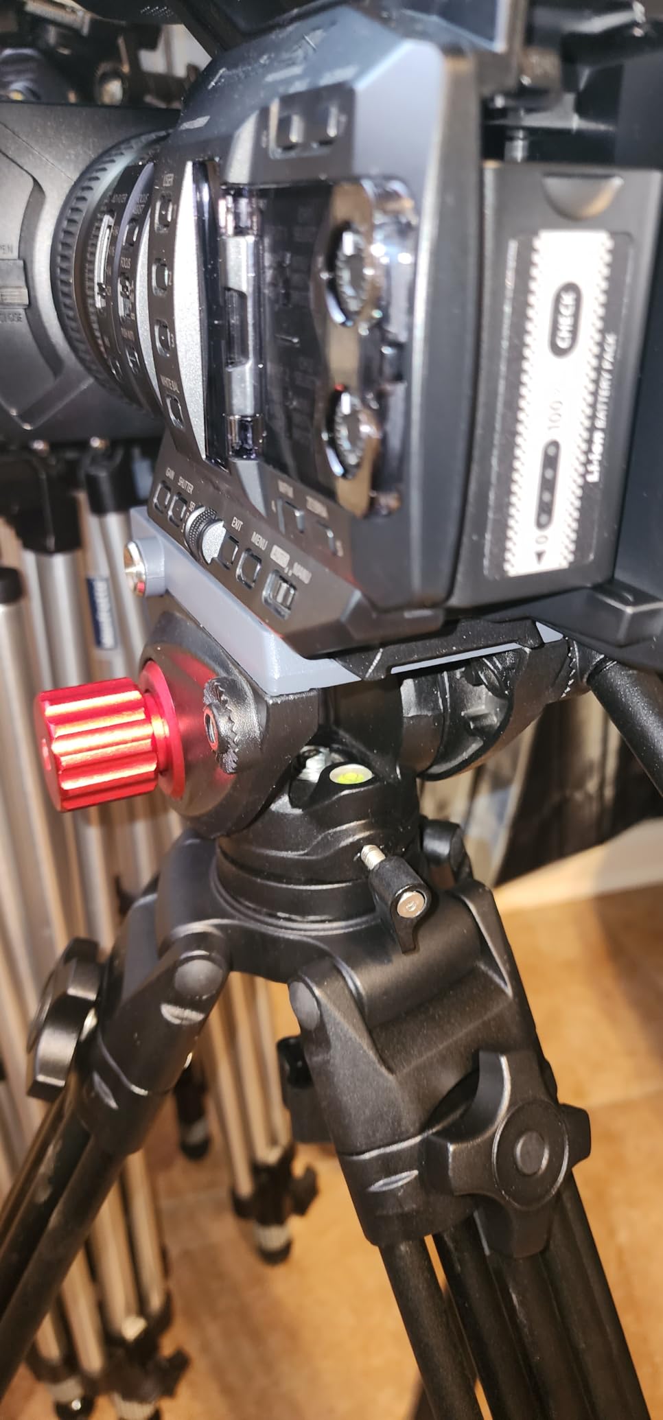 Panasonic Camcorder, Professional Quality 4K 60p, 1.0-inch Sensor, 24.5mm Wide-Angle Lens and Optical 20x Zoom, Great for News, Interviews, and Events - HC-X20 customer photo 1