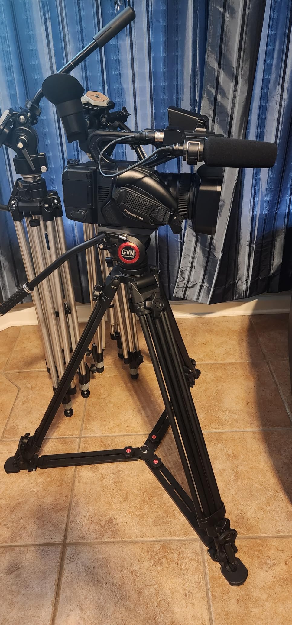 Panasonic Camcorder, Professional Quality 4K 60p, 1.0-inch Sensor, 24.5mm Wide-Angle Lens and Optical 20x Zoom, Great for News, Interviews, and Events - HC-X20 customer photo 2