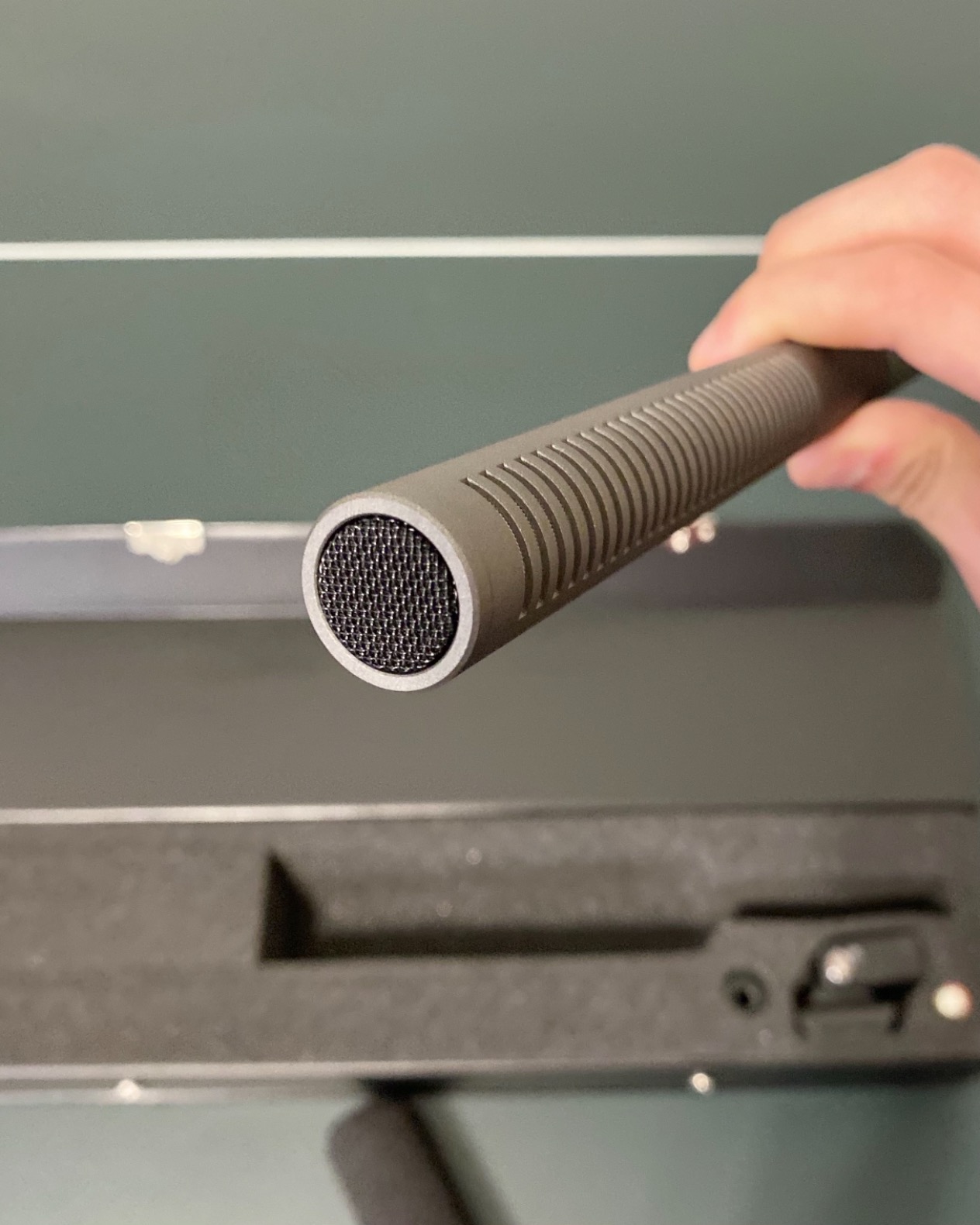 Audio-Technica AT897 Line/Gradient Shotgun Condenser Microphone with XLR-3M Connector, Supercardioid Polar Pattern and Low-Cut Switch for Video, Broadcast and Long-Range Audio customer photo 2