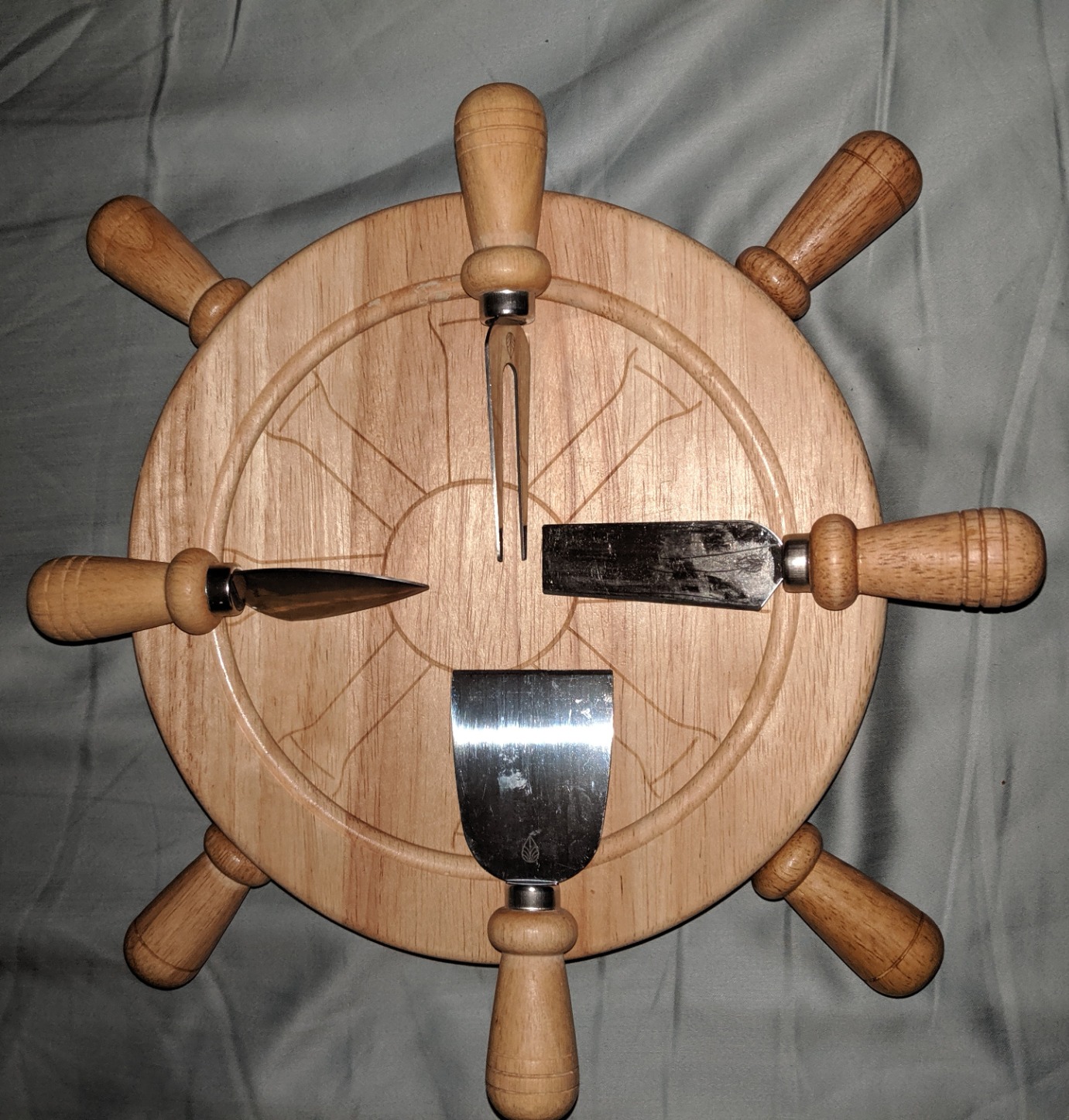PICNIC TIME Mariner Cheese Board and Knife Set, Novelty Charcuterie Board Set with Stainless Steel Tools Housed in Helm Case Under the Lid, Swivel-Open Serving Platter, and Charcuterie Set customer photo 2