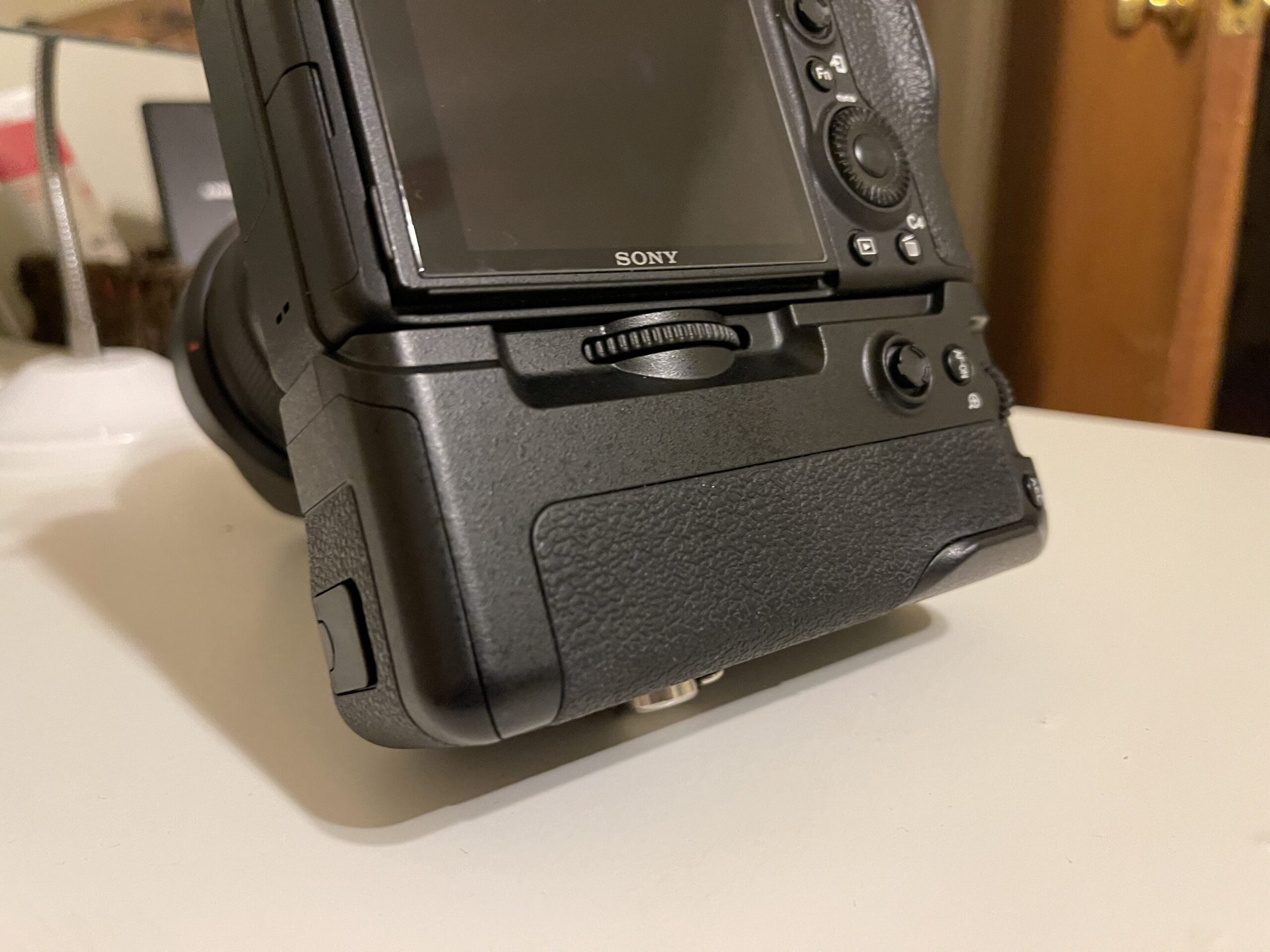 NEEWER Vertical Battery Grip Replacement for VG-C3EM, ONLY Compatible with Sony A9 A7III A7RIII Camera and NP-FZ100 (Battery Not Included) customer photo 1