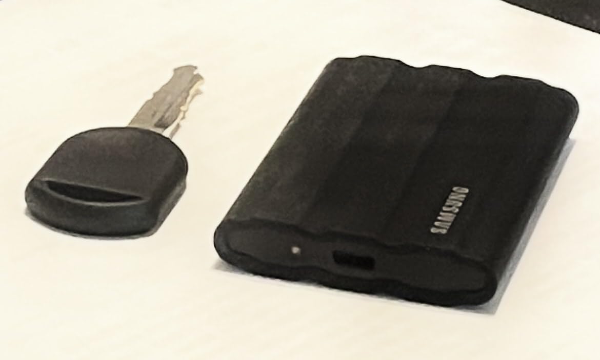 Samsung T7 Shield 1TB, up to 1050MB/s, USB 3.2 Gen2, Rugged, IP65 Rated, for Photographers, Content Creators and Gaming, Portable External Solid State Drive (MU-PE1T0S/AM, 2022), Black customer photo 2