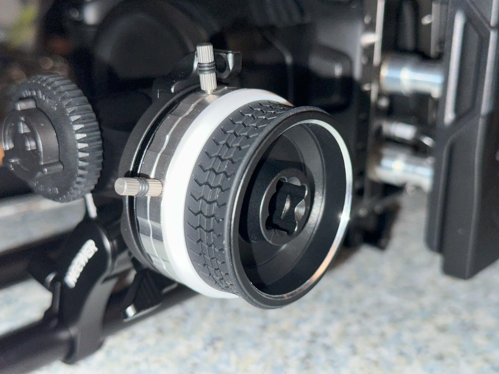 NEEWER Mini Follow Focus with A/B Stops, Lens Gear Ring, 15mm Rod & Rod Clamp for Cinema Camera, DSLR/Mirrorless Camera, Compatible with Lens Diameter Up to 114mm, PG001 (Silver) customer photo 1