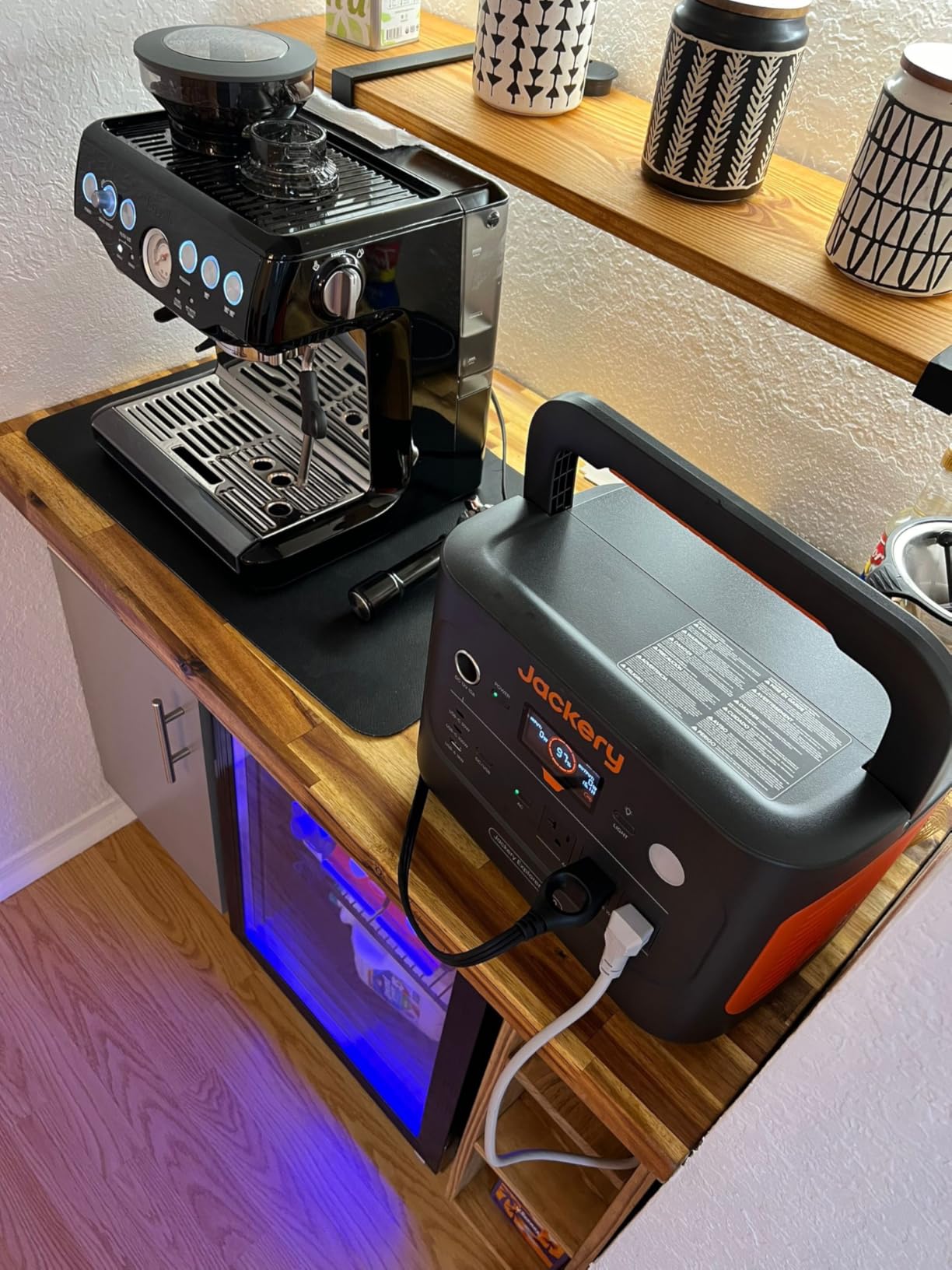 Jackery Explorer 1000 v2 Portable Power Station,1070Wh LiFePO4 Battery,1500W AC/100W USB-C Output, 1 Hr Fast Charge, Solar Generator for Camping,Emergency, RV, Off-Grid Living(Solar Panel Optional) customer photo 1