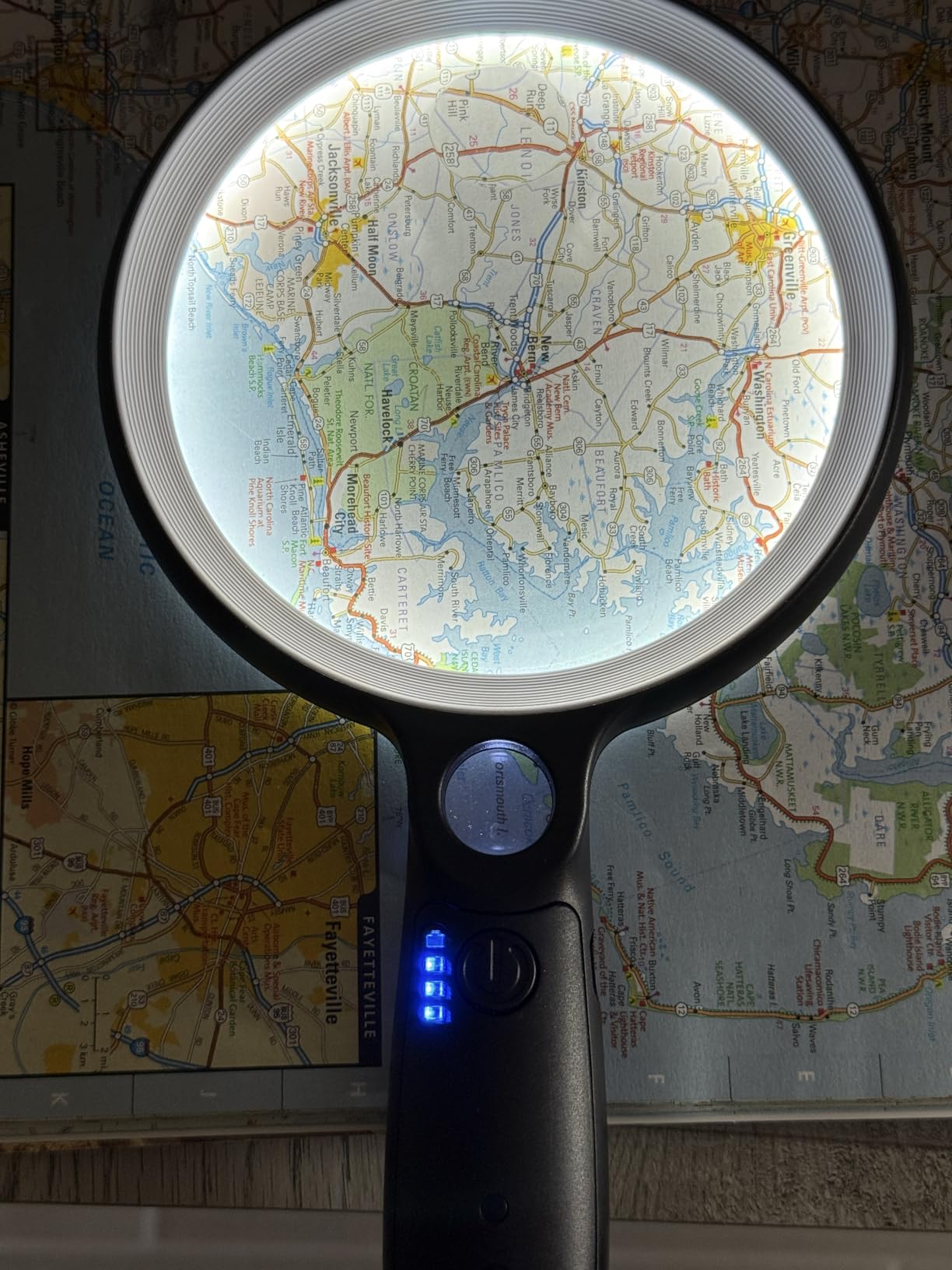 Large Magnifying Glass with 37 LED Light, 10X 20X 45X Handheld Illuminated Lighted Magnifier with 3 Light Modes Rechargeable Magnifying Glass for Seniors Reading, Inspection (White & Black) customer photo 2