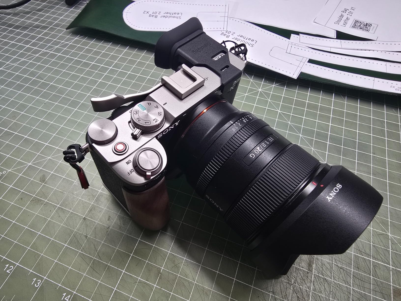 SMALLRIG Thumb Grip for Sony Alpha 7C II / Alpha 7CR / Alpha 7C, Ergonomic Design, Built-in Cold Shoe - 4818 (Sliver) customer photo 2