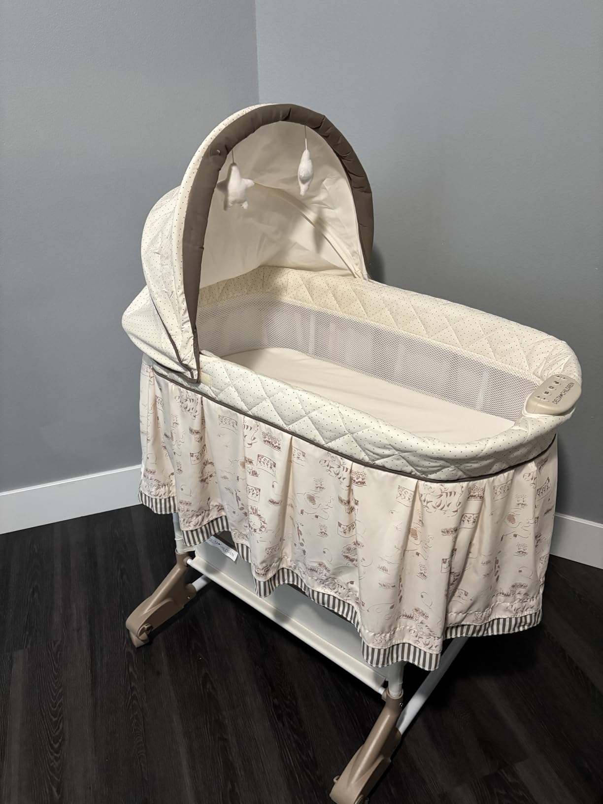 Delta Children Portable Rocking Bassinet for Newborns Bedside Sleeper Crib with Gentle Vibrations, Nightlight, Soothing Music, Adjustable Canopy, Plush Toys, Storage Basket, Baby Essentials customer photo 2