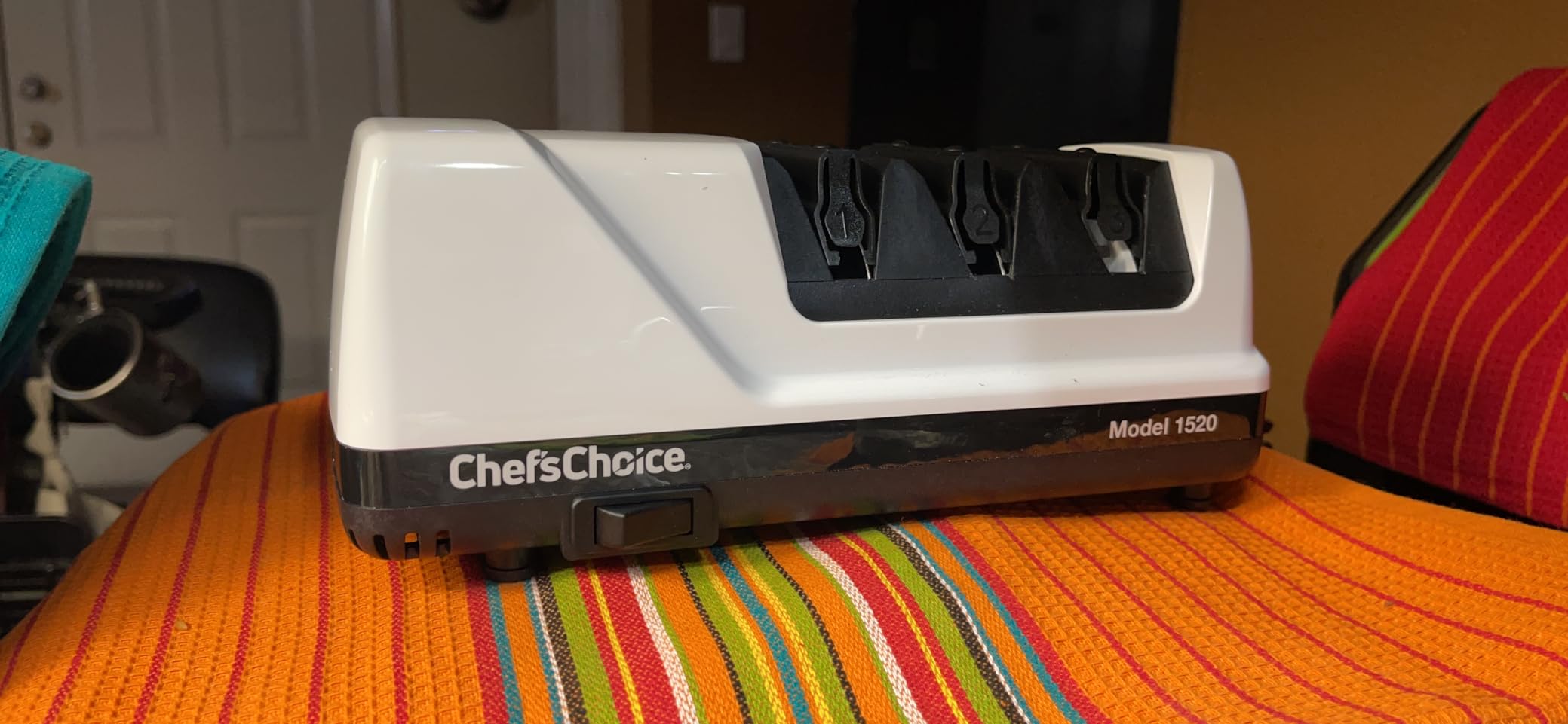Chef’s Choice Professional Electric Knife Sharpeners AngleSelect for 15- and 20-Degree Straight-Edge and Serrated Knives with Diamond Abrasives & Precision Angle Control, 2-Stage, Black customer photo 1