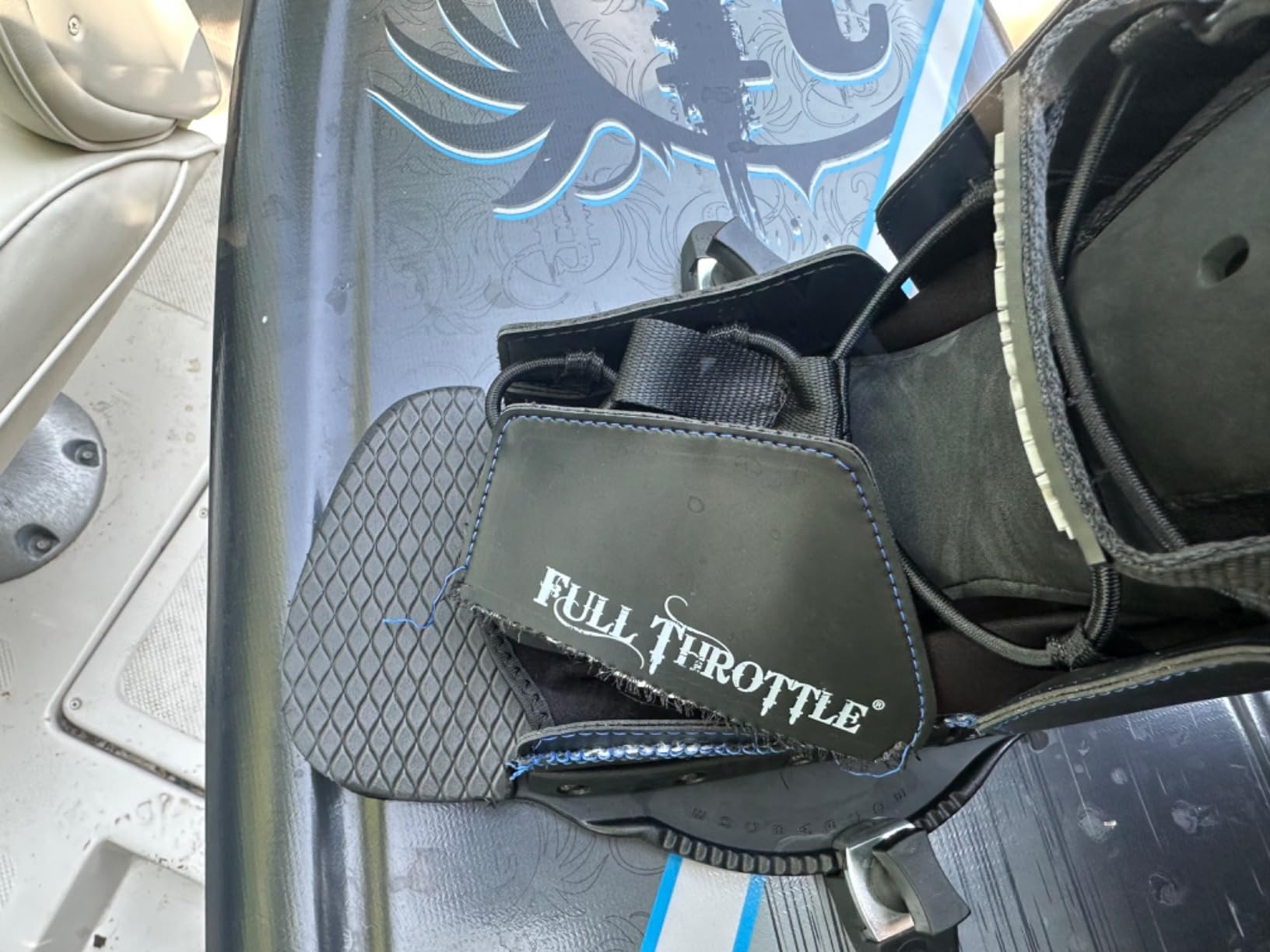 Full Throttle Aqua Extreme Wakeboard Kit (Black/Blue, 55.1 x 21.6-Inch/ 140cm x 42cm) customer photo 1