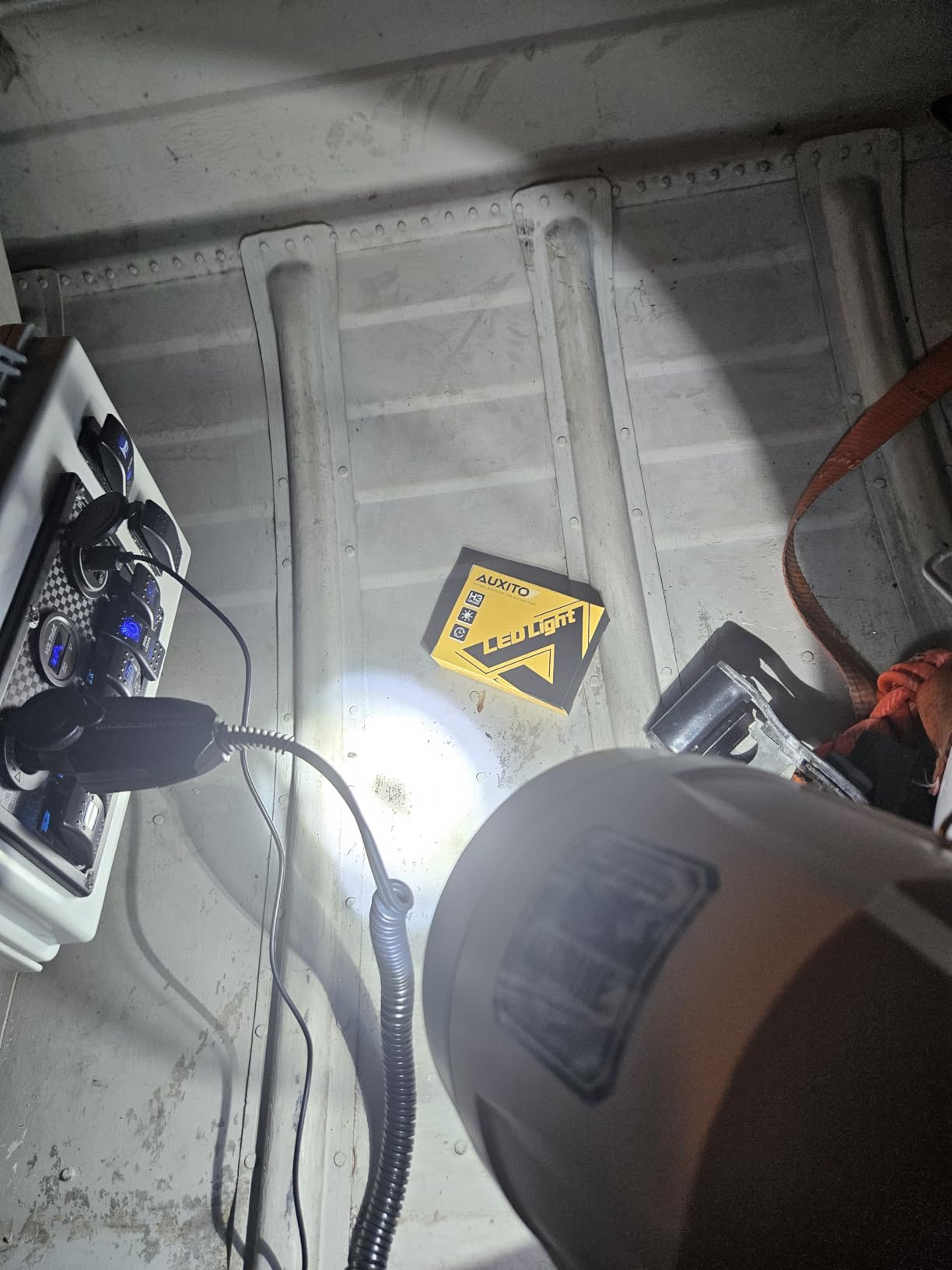GOODSMANN Marine Spotlight Corded Handheld Corded Spot Lights for Boats 12 Volt DC Glare-Free Halogen Spotlight 9924-H202-01 customer photo 1