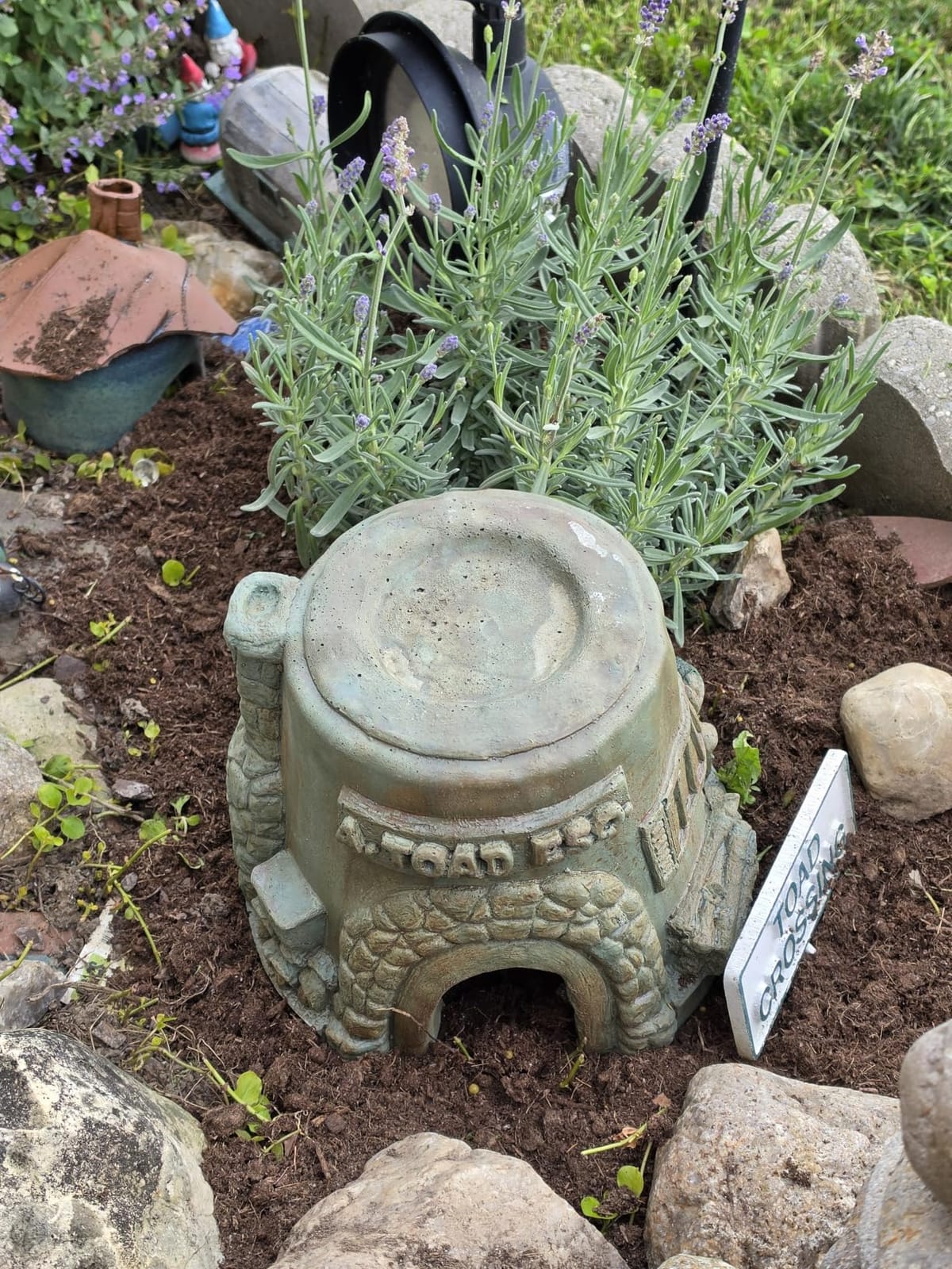 BestNest Athens Toad House Statue, Verde customer photo 2