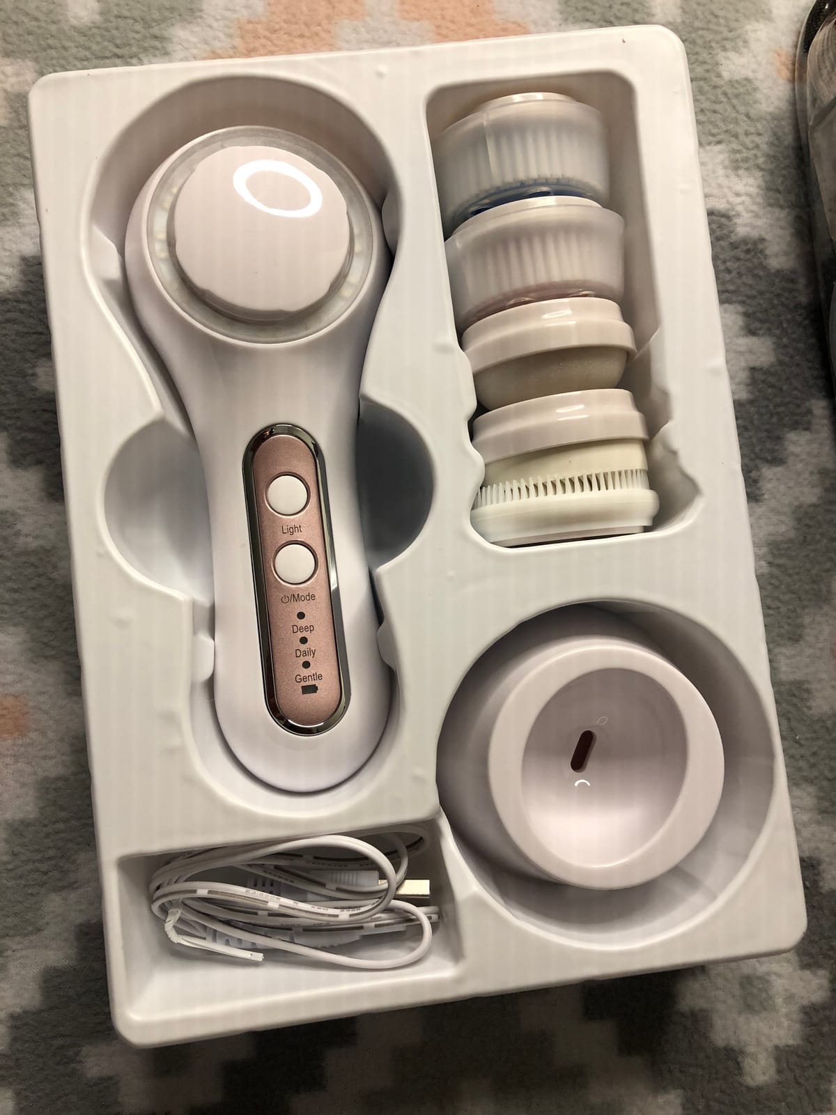 UMICKOO Electric Facial Cleansing Brush, 2-Way Rotating Face Scrubber for Daily & Deep Cleaning, 3 Modes, 5 Brush Heads, Rechargeable, IPX7 Waterproof for All Skin Types customer photo 1