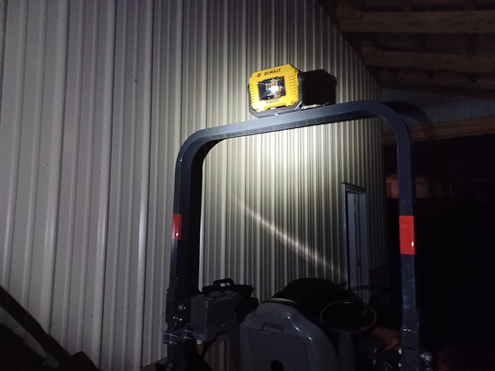 DEWALT 12V/20V MAX LED Work Light, Compact with 360 Degree Rotating Handle, 2000 Lumens of Brightness, Cordless, Bare Tool Only (DCL077B) customer photo 2