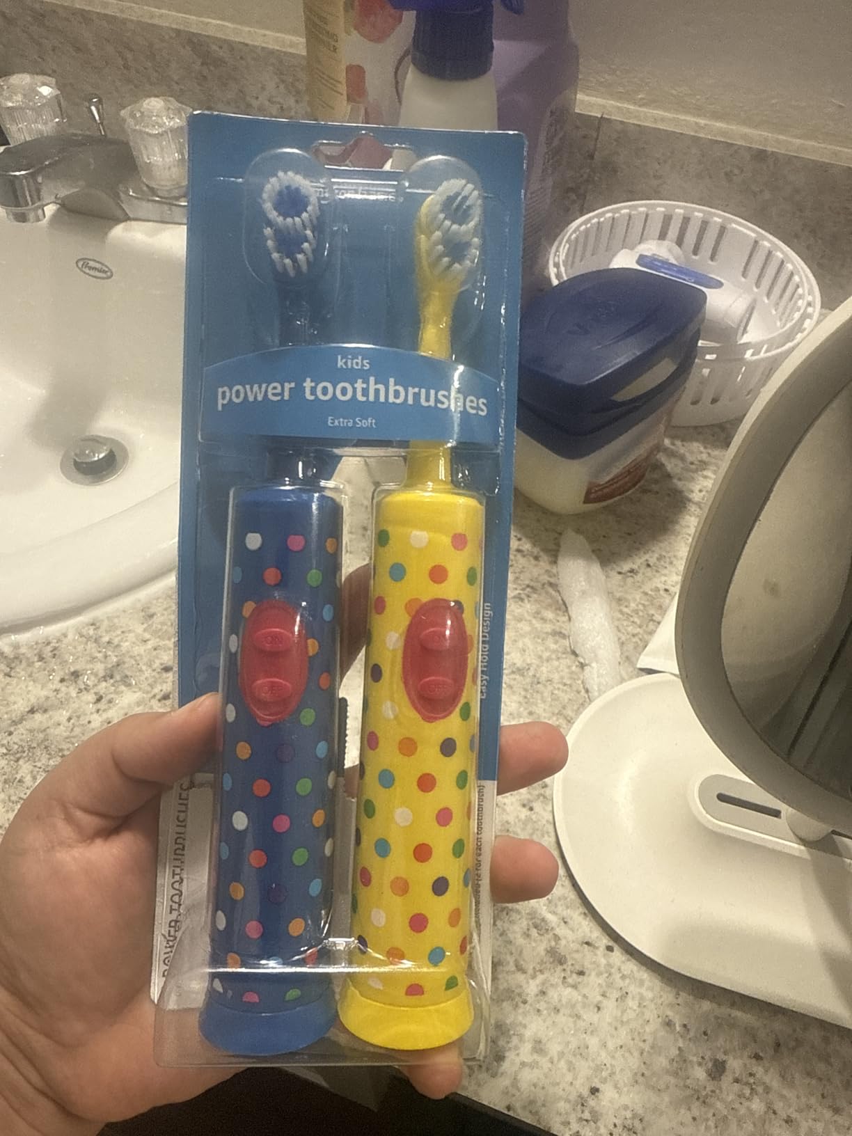 Amazon Basics Kids Battery Powered Toothbrush, 2 Count, 1 Pack, Packaging May Vary customer photo 1