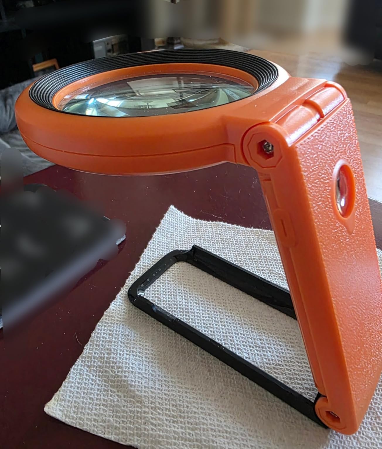 Magnifying Glass with Light and Stand, Foldable Handheld Magnifying Glass 18 LED Illuminated Lighted Magnifier for Macular Degeneration, Seniors Reading, Close Work, Coins, Jewelry White customer photo 1