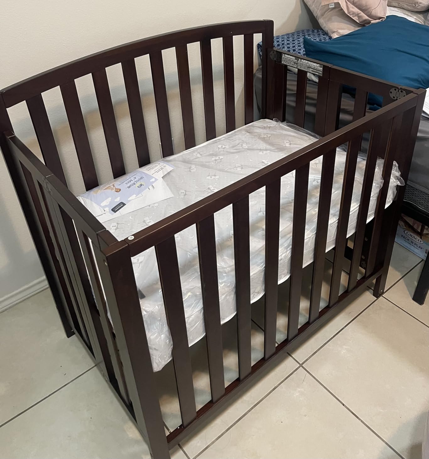 DaVinci Dylan 3-in-1 Convertible Portable Mini Crib, Ebony customer photo 1