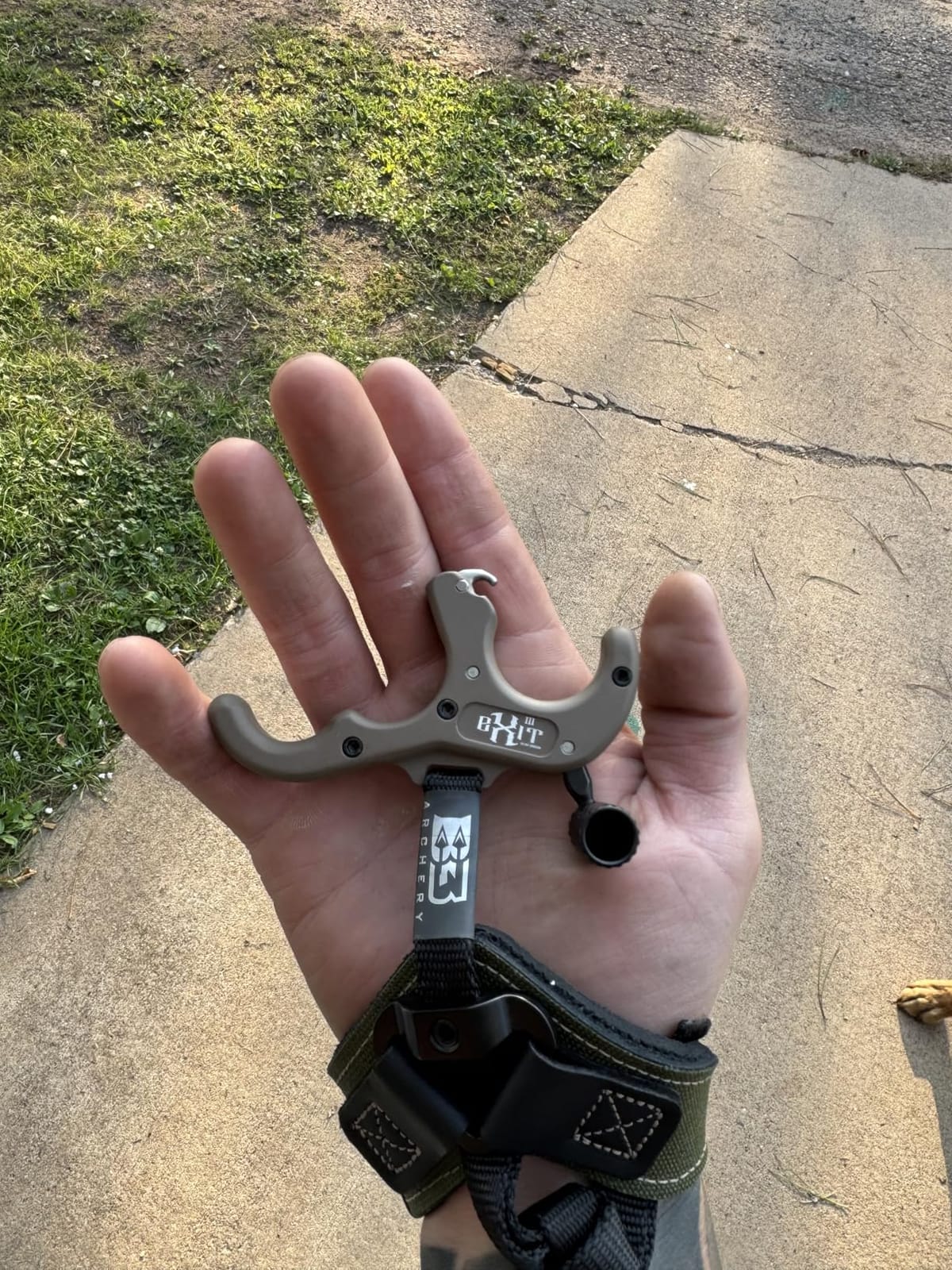 B3 Archery Exit Hunter Archery Compound Bow Hunting Equipment 3-Finger Stainless Steel Easy Attach Lock-and-Load Release Aid with Wrist Strap customer photo 1