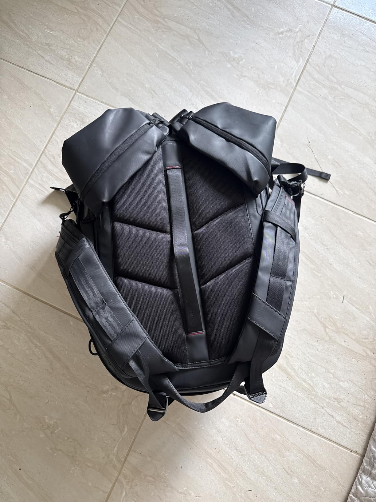 ULANZI BP10 35L Hardshell Camera Backpack, Professional Splash-proof Photography Camera Case Anti Theft Travel f Photographers Unisex Drone DSLR Mirrorless Camera Lens Tripod Holder 17'' Laptop Black customer photo 2