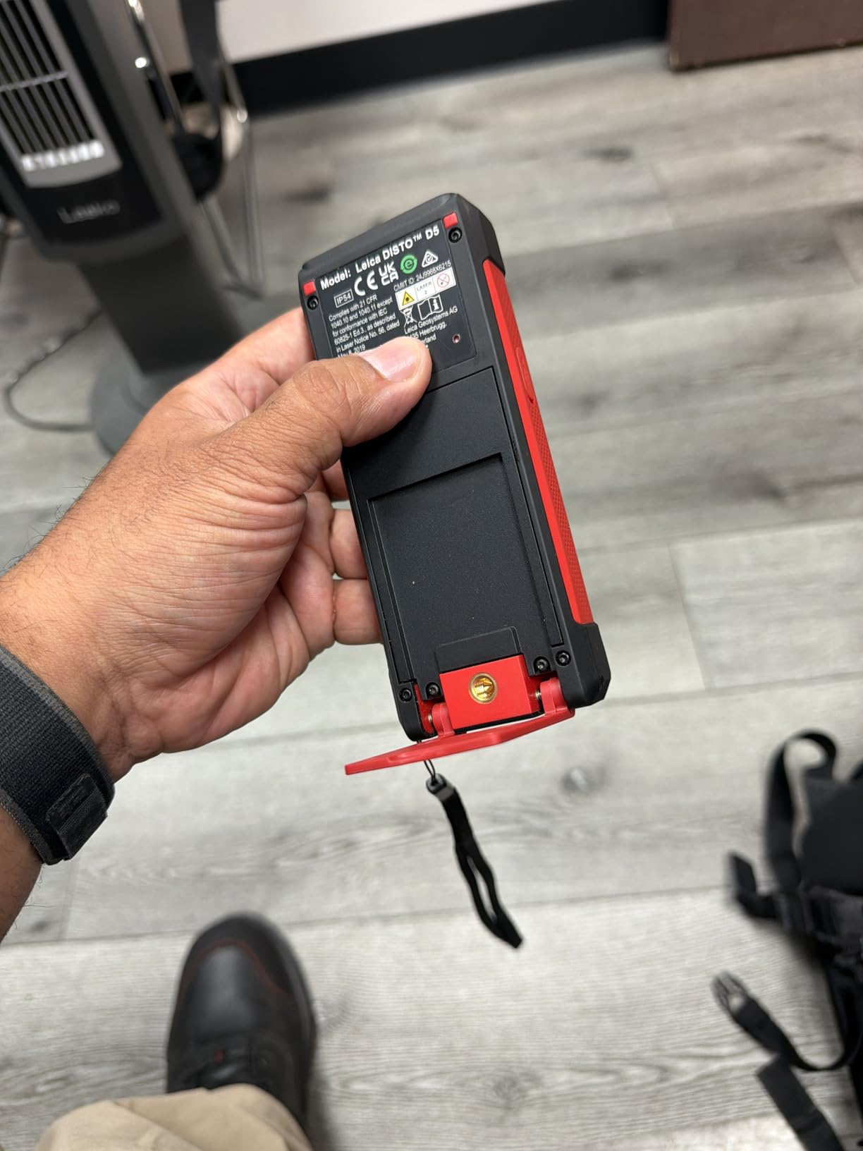 Leica Disto D5 - Range 650ft, Bluetooth, Smart Horizontal, Add/Subtract, Volume, Outdoor Camera viewfinder with 4X Zoom, Intelligent end-piece, Hand Loop, Pouch customer photo 2