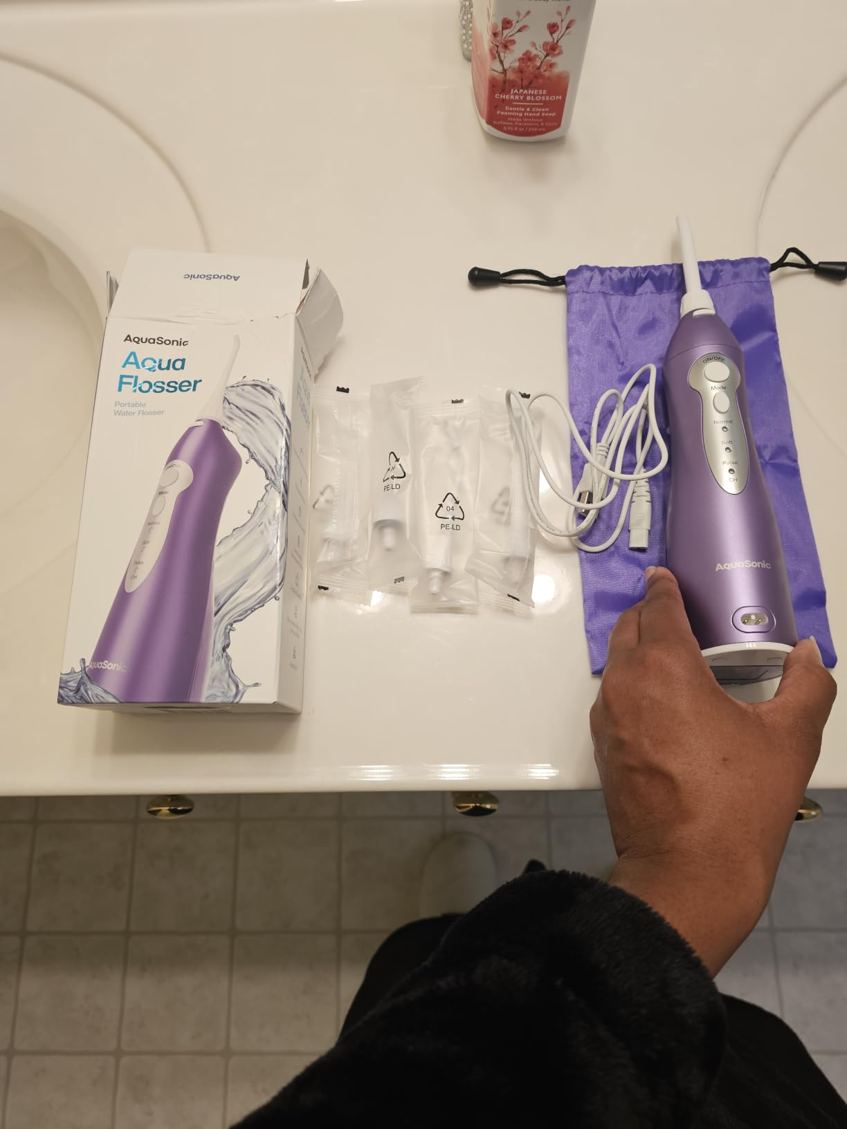 AquaSonic Water Flosser - Cordless Rechargeable Water Flossers for Teeth Cleaning - Waterproof Aqua Flosser, Portable Oral Irrigator for Dental Cleaning with 5 Jet Tips – Braces Home Travel customer photo 2