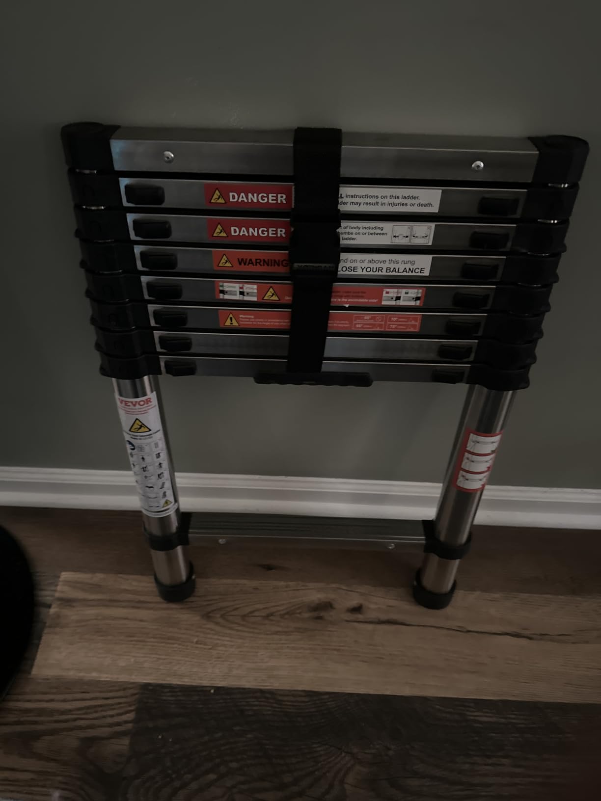 VEVOR Telescoping Ladder 10.5 FT Aluminum Extension Ladder(375 LBS Capacity, One-Button Retraction, Collapsible & Portable with Non-Slip Feet for Home, RV, Loft, ANSI Listed) customer photo 1
