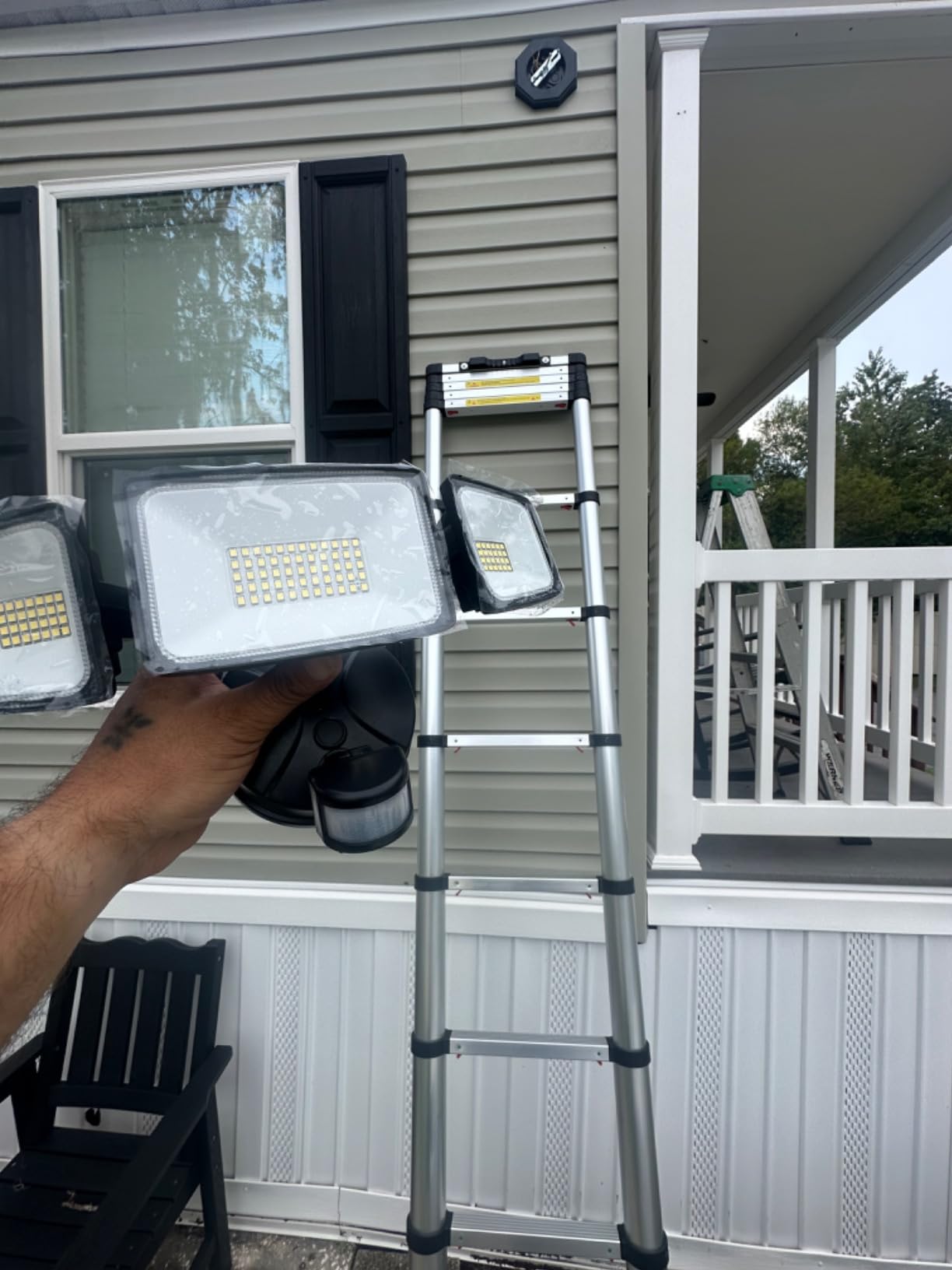 VEVOR Telescoping Ladder 10.5 FT Aluminum Extension Ladder(375 LBS Capacity, One-Button Retraction, Collapsible & Portable with Non-Slip Feet for Home, RV, Loft, ANSI Listed) customer photo 2