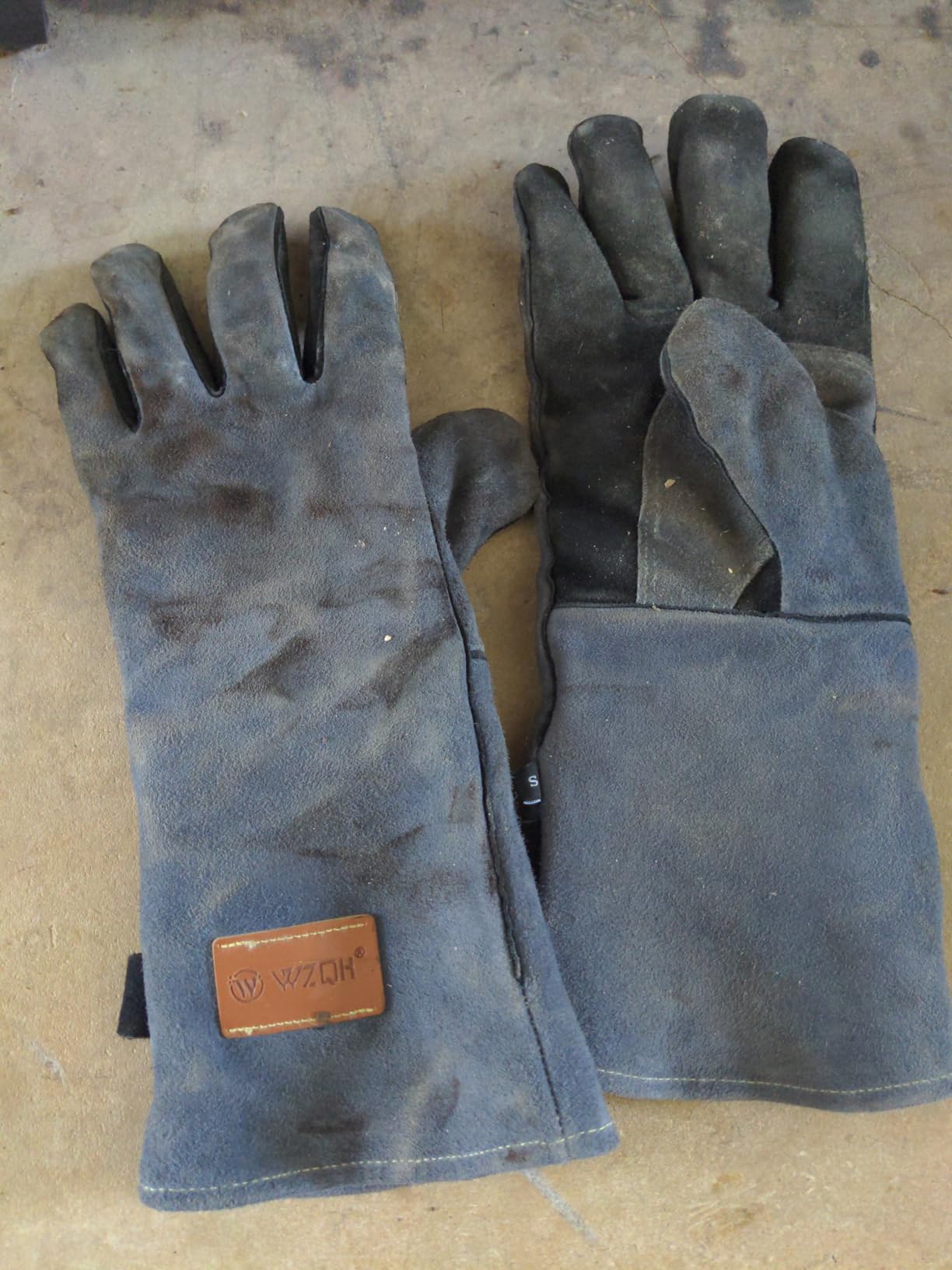 WZQH 21.3 In Gloves for Animal Handling,Welding,Bite Proof for Cat Dog.M | For Grabbing Reptile Bird Falcon Livestock Snake,Grooming,Trips to Vet,Fireplace.Puncture & Scratch Resistant,Leather,Black customer photo 2