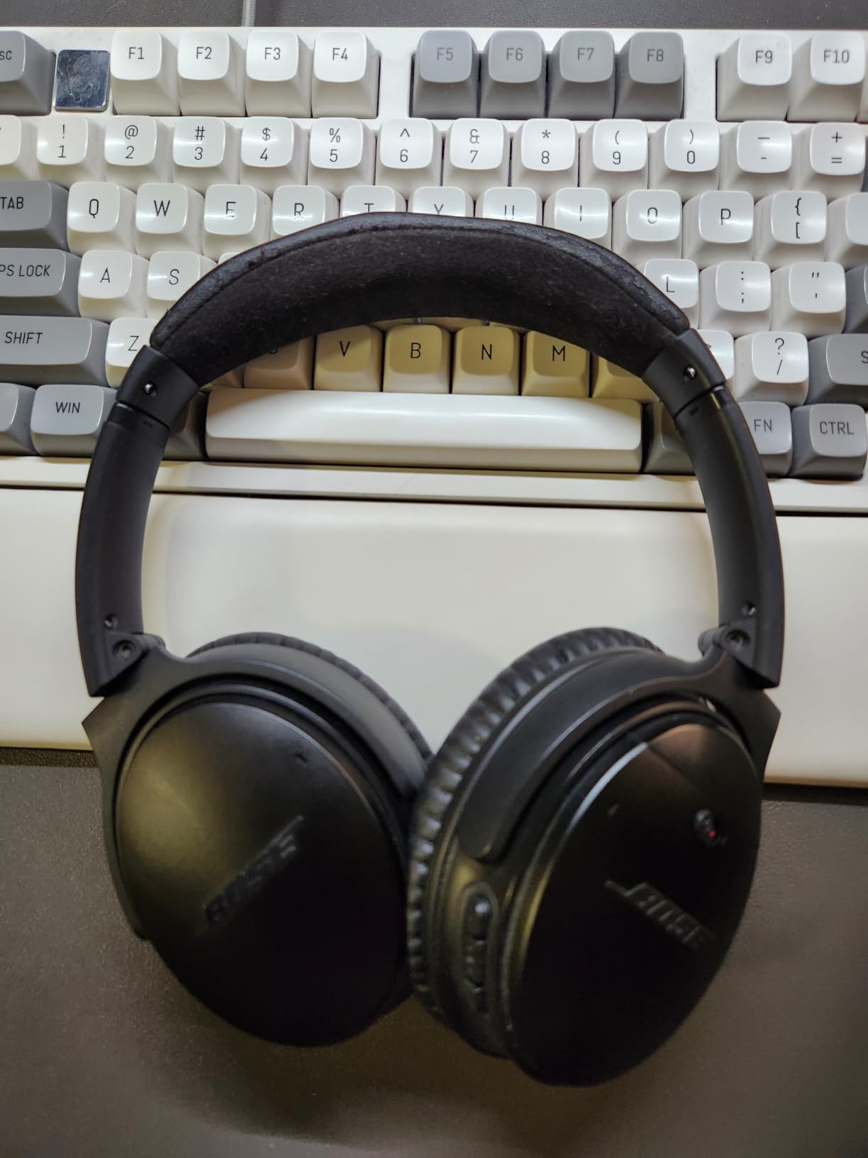 Bose QuietComfort 35 II Wireless Bluetooth Headphones, Noise-Cancelling, with Alexa Voice Control - Black customer photo 2