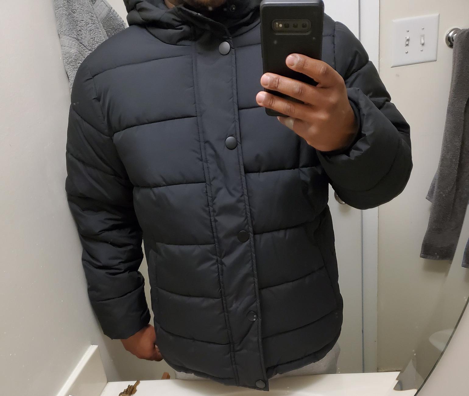 Amazon Essentials Men's Heavyweight Hooded Puffer Coat customer photo 2