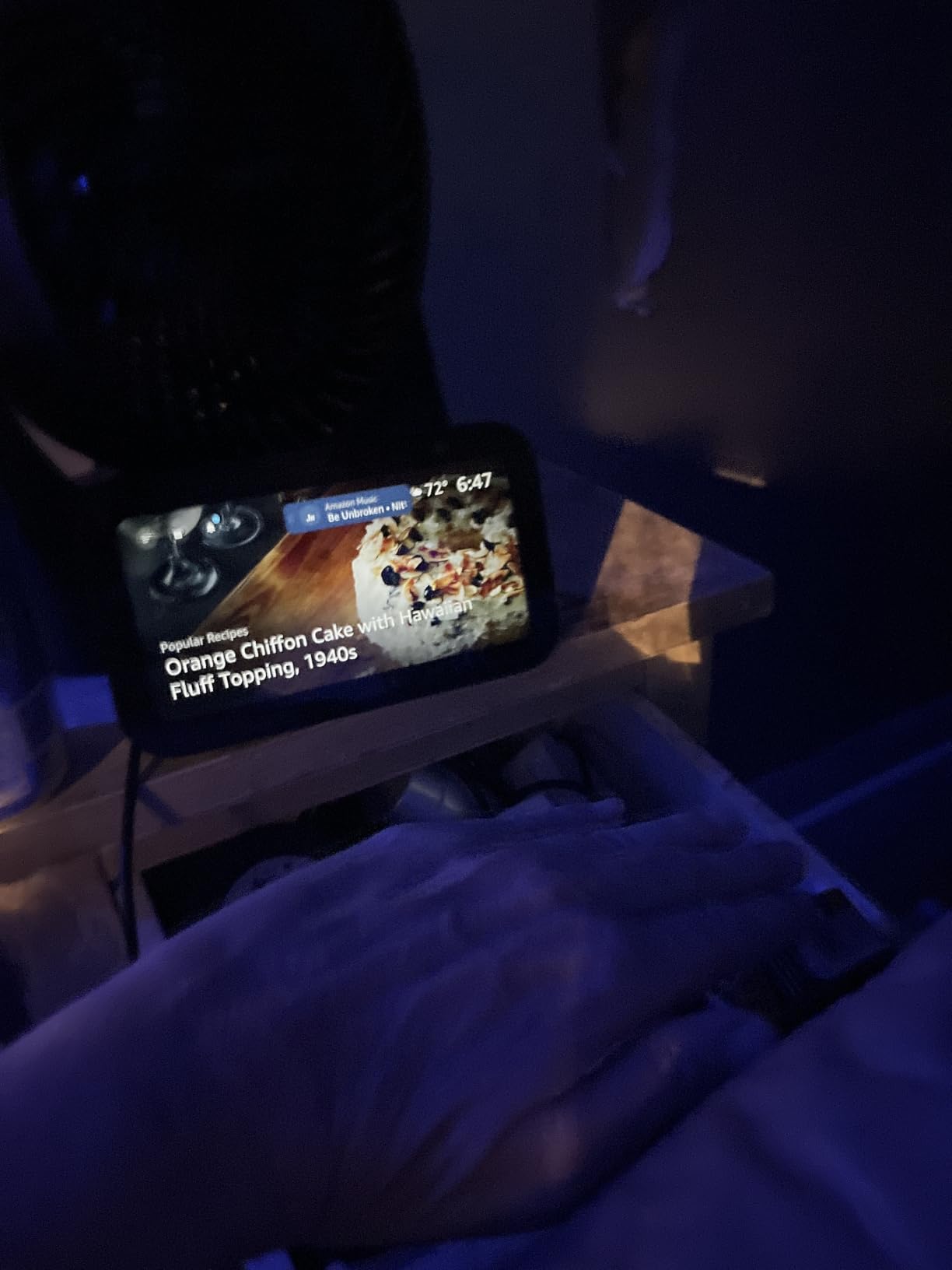 Amazon Echo Show 5 (newest model), Smart display, Designed for Alexa+, 2x the bass and clearer sound, Charcoal customer photo 2