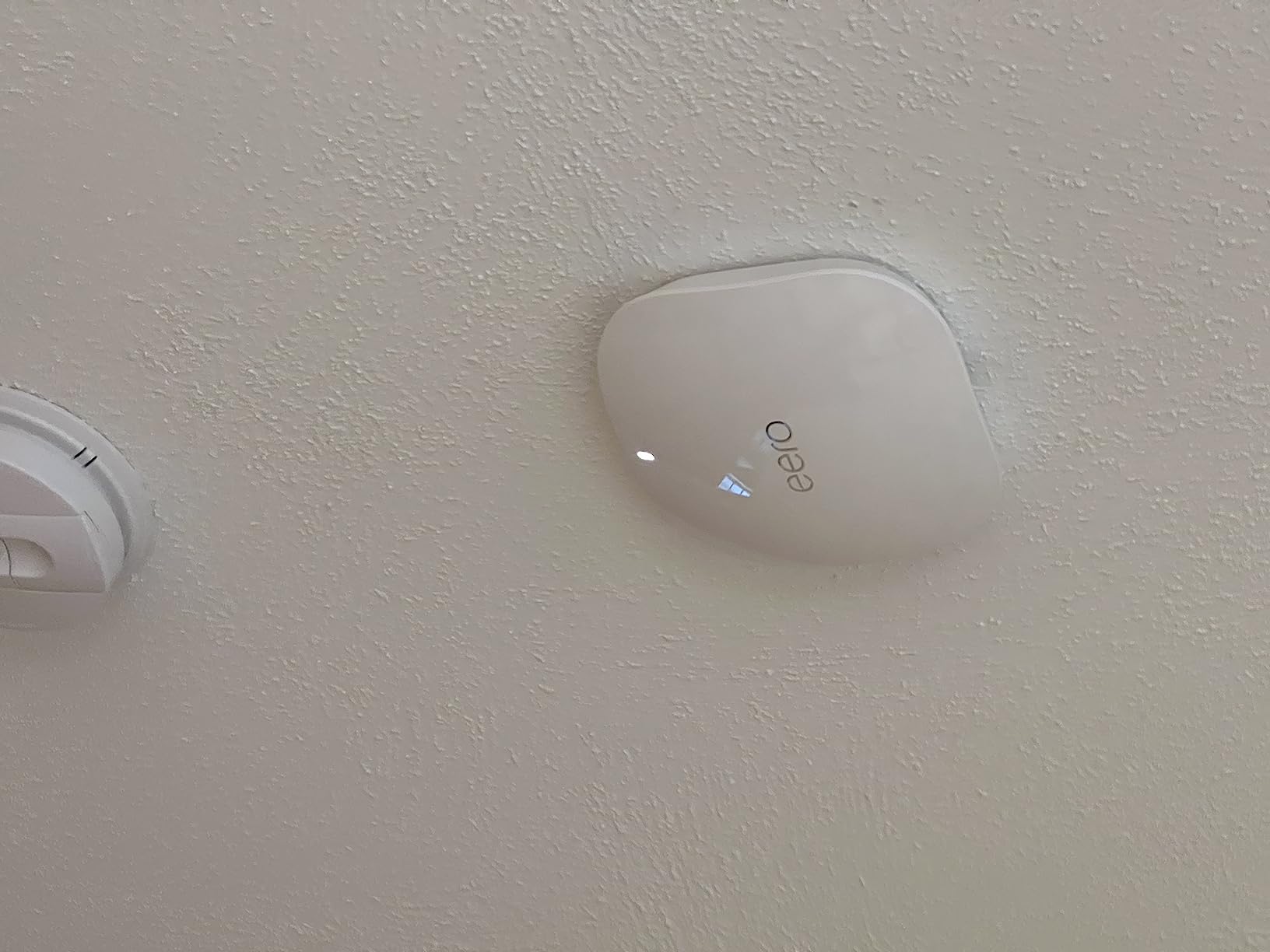 Amazon eero PoE 6 - Ceiling/wall-mountable, Dual-band Wi-Fi 6 access point, PoE powered, AC adapter not included customer photo 1