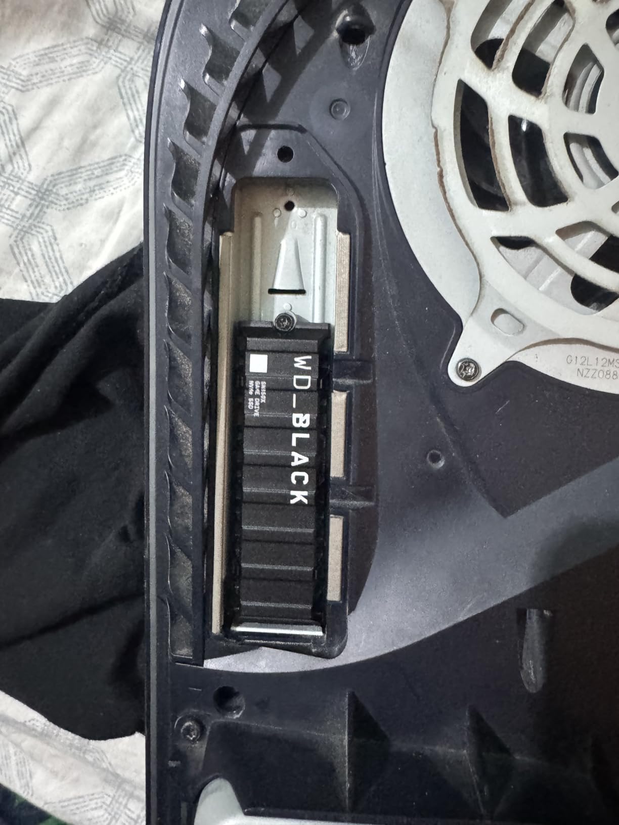 WD_BLACK SN850X 1TB NVMe SSD with Heatsink - M.2 2280, Up to 7,300 MB/s Read speeds, Up to 6,300 MB/s write speeds, Gaming Expansion, High Performance Internal Solid State Drive - WDS100T2XHE customer photo 1