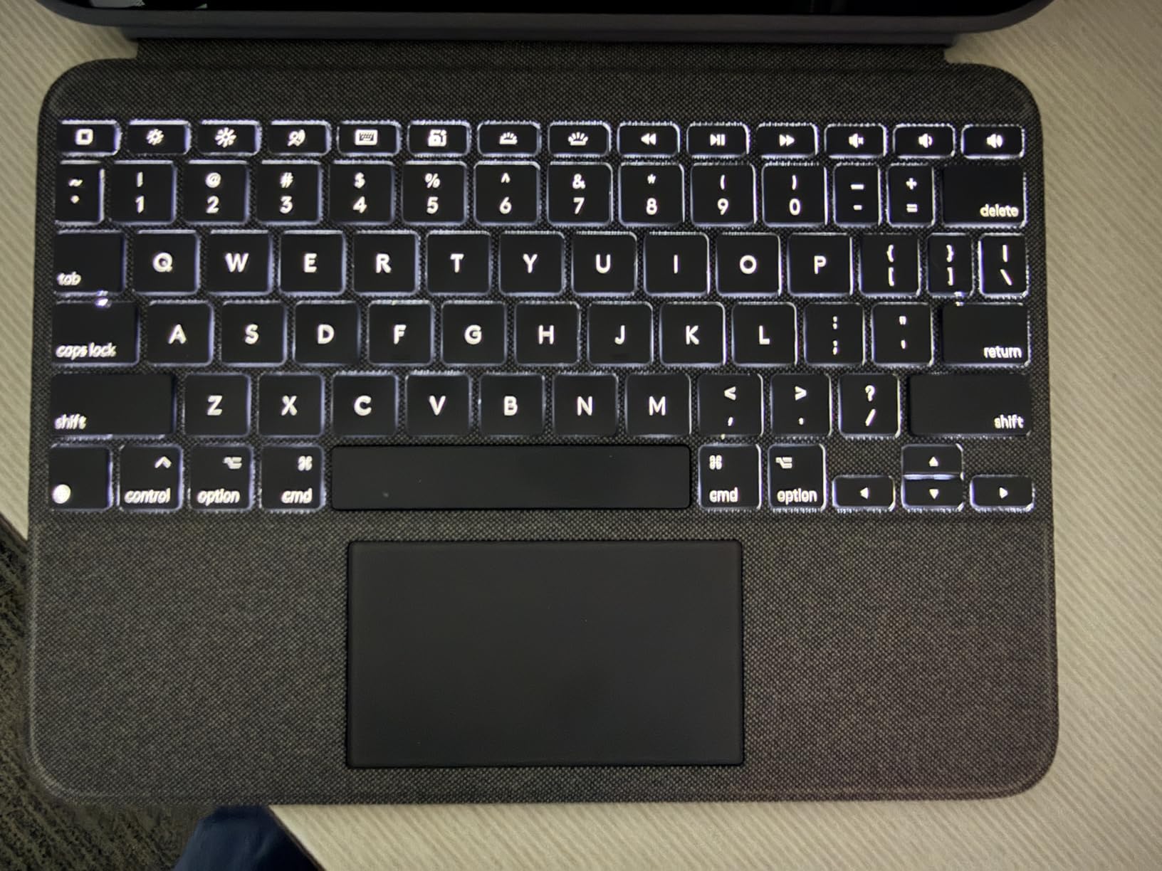 Logitech Combo Touch, Detachable iPad Keyboard Case 10th gen - Oxford Gray customer photo 2