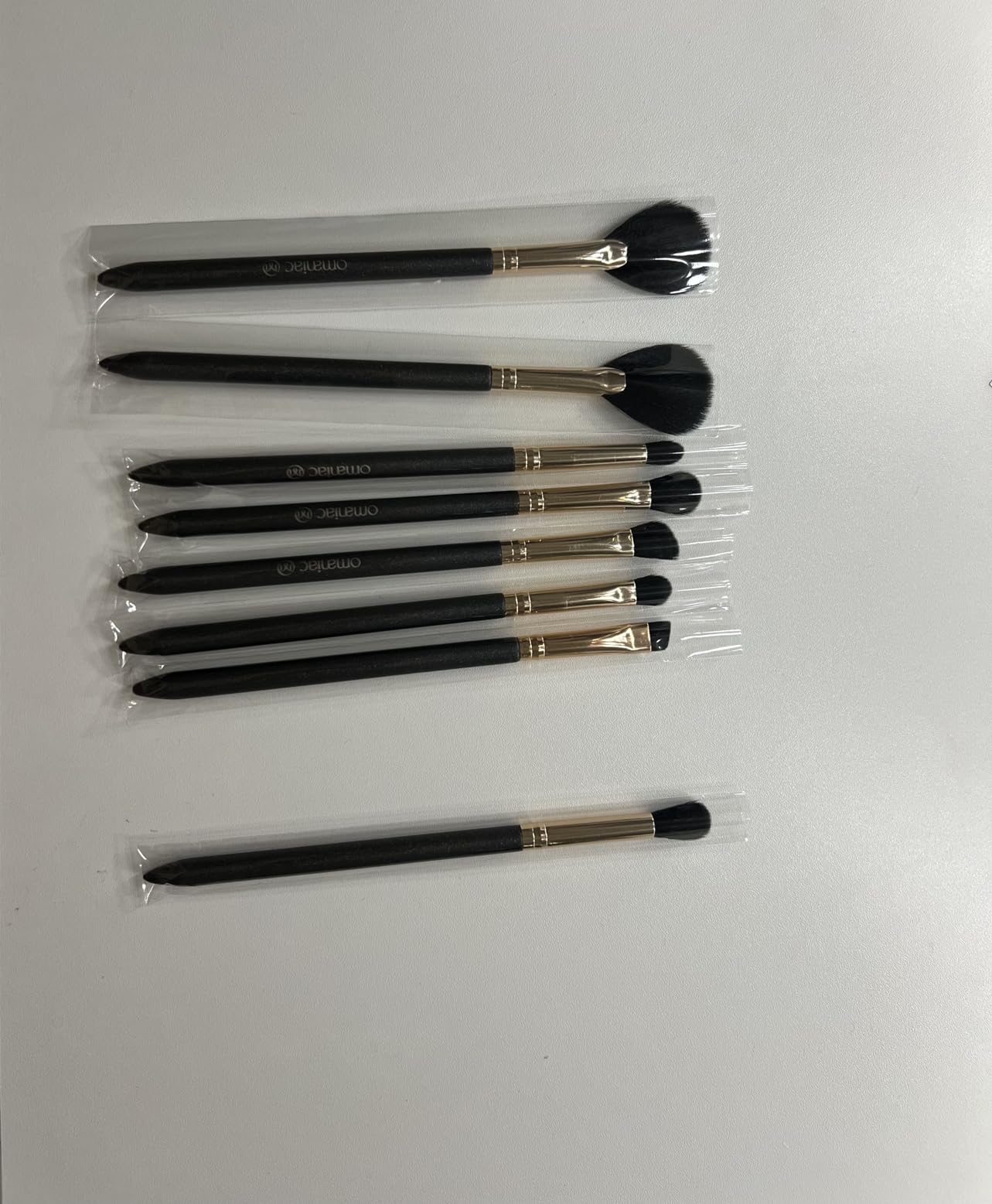 OMANIAC Makeup Brush Set Professional, 12 Pearlescent Wood Handle Makeup Brushes, Premium Cruelty-Free Synthetic Fiber Hair, Travel Make up Brushes Set with Case (White). customer photo 2