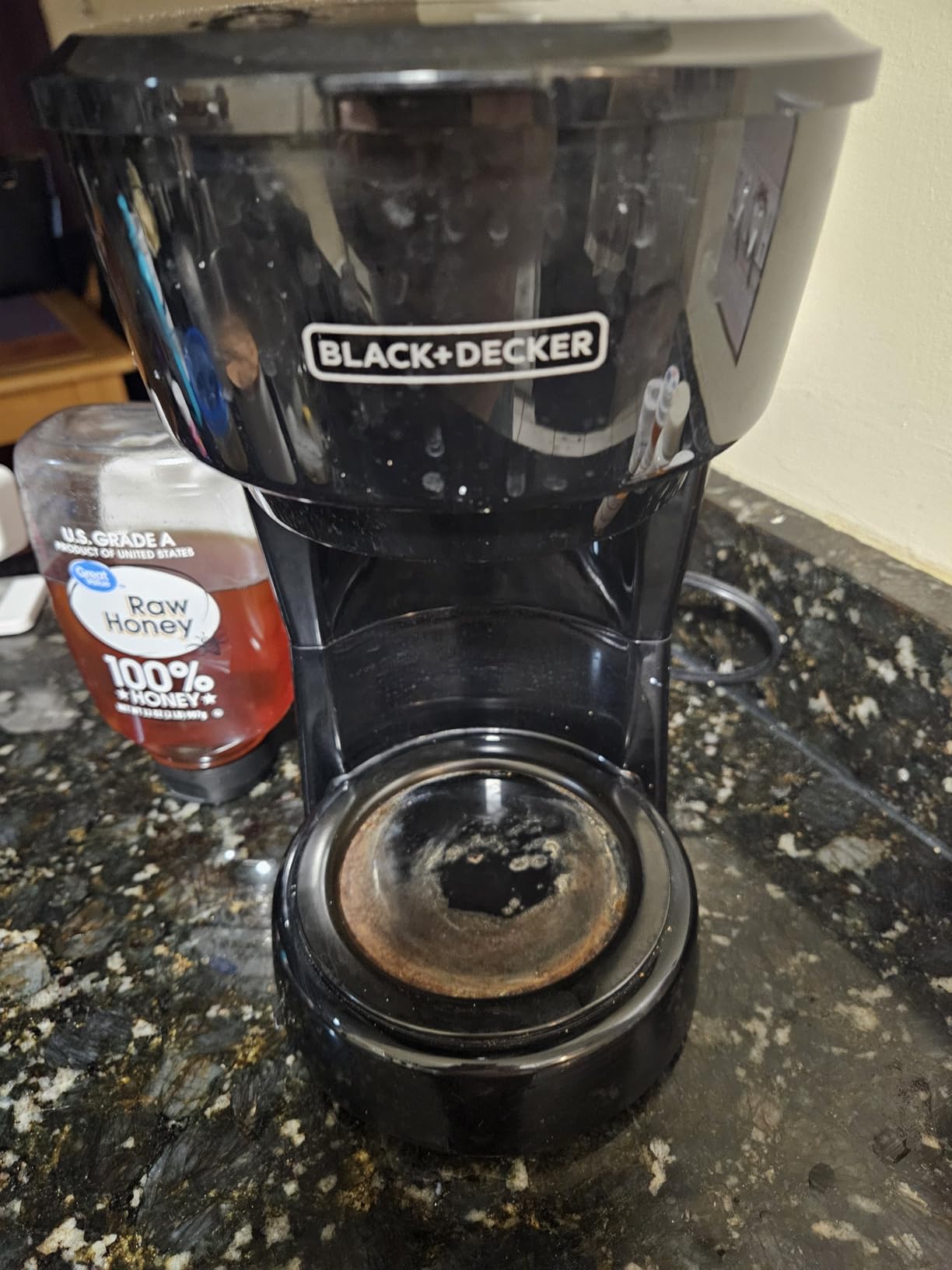 BLACK+DECKER 12-Cup Coffee Maker with Easy On/Off Switch, Easy Pour, Non-Drip Carafe with Removable Filter Basket, Vortex Technology, Black customer photo 2