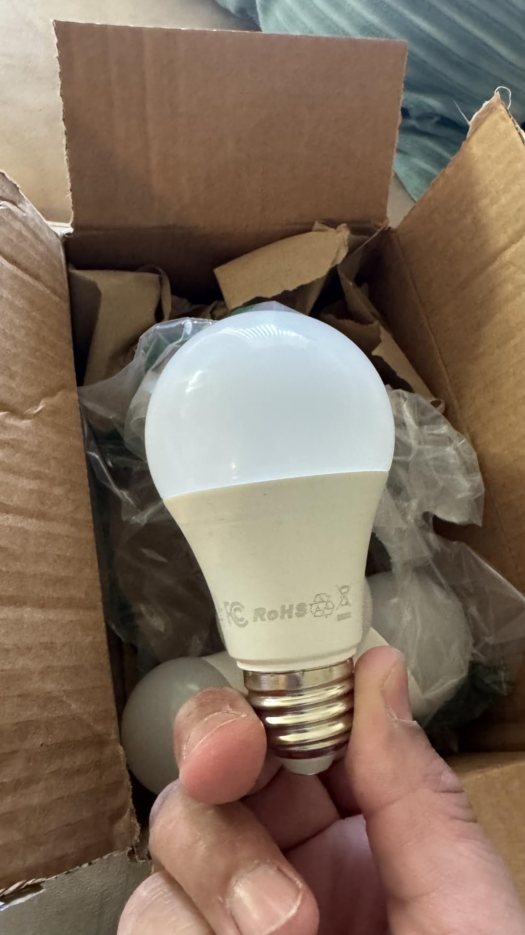 Philips Hue Essential Smart LED A19 Bulb, 4-Pack customer photo 2