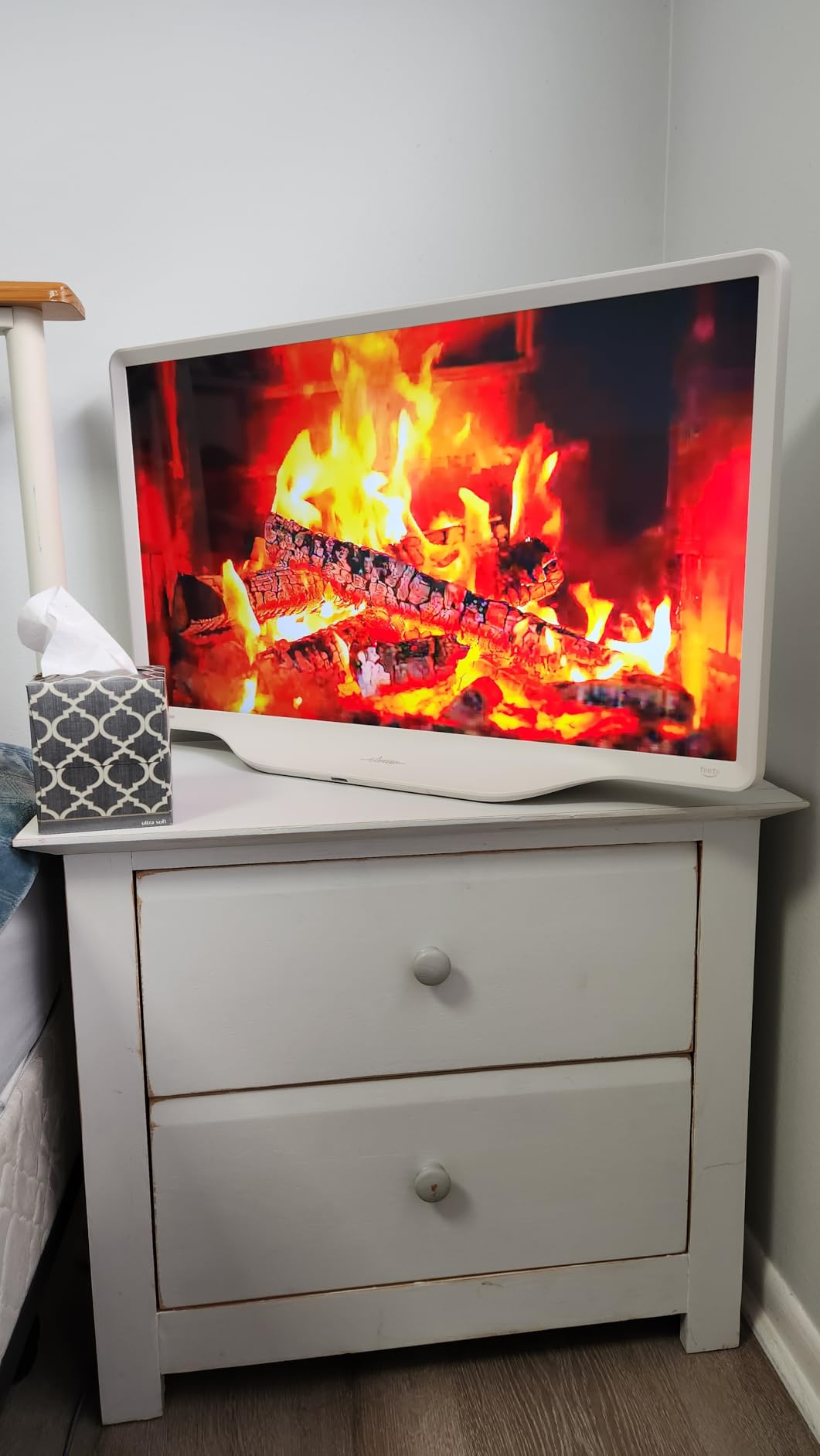 Hisense 32-Inch S5 DécoTV Series Hi-QLED FHD Smart Fire TV (32S5QF) - Versatile Fit, Hi-QLED Color, Art-Inspired Design, Fluid Central Stand, DTS Virtual: X, Stream Live TV Without Cable customer photo 2
